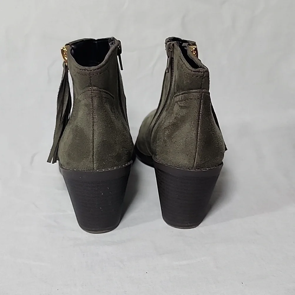 🤍 Soda Booties in sort of a Greenish Gray color